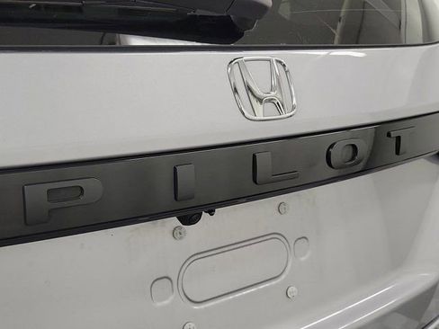 Used 2025 Honda Pilot Touring image 7