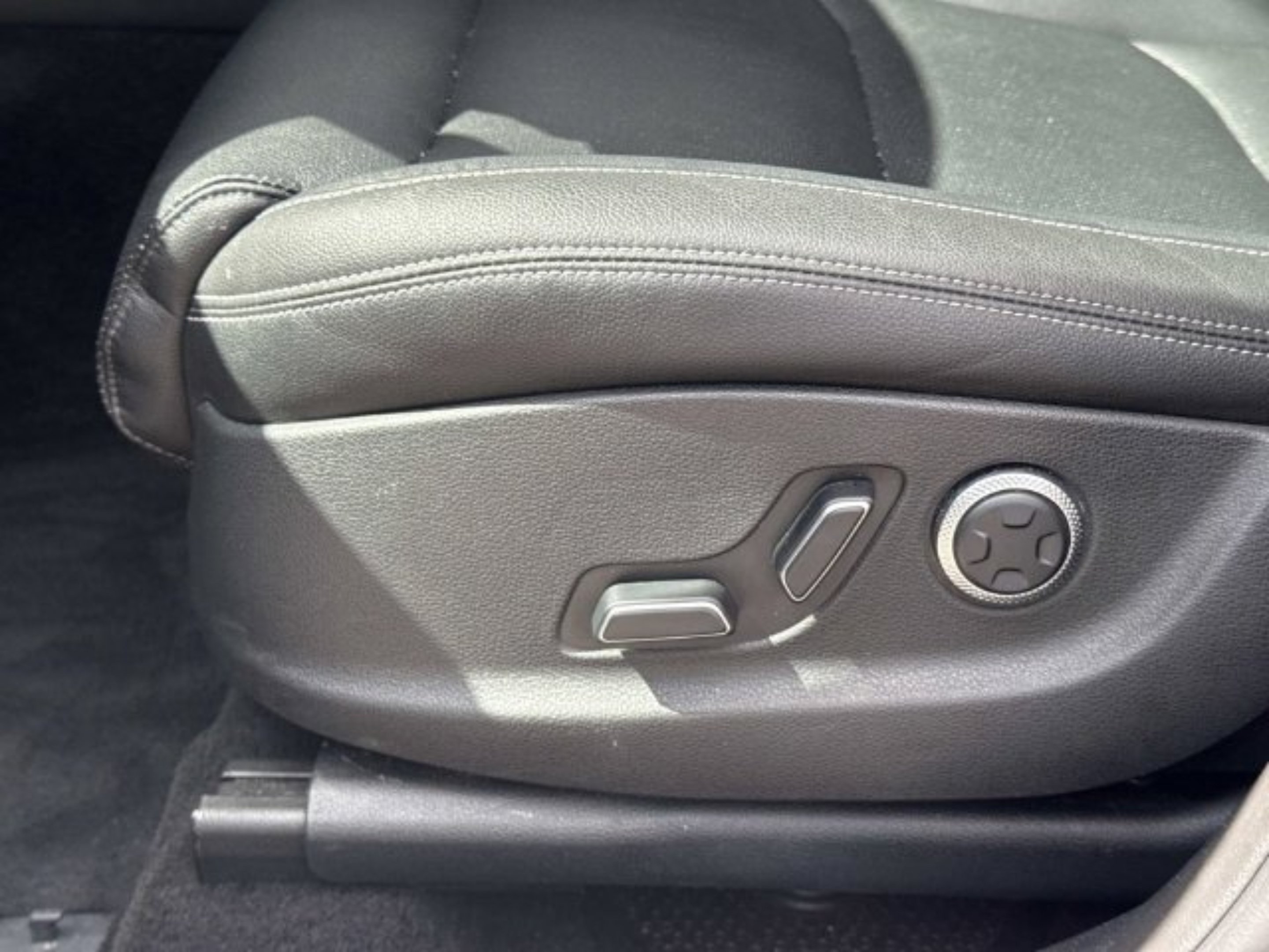 Used 2025 Genesis GV70 2.5T AWD/4WD image 16
