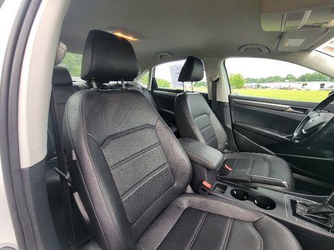 Used 2017 Volkswagen Passat 1.8T R-Line FWD image 31