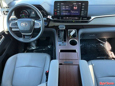 Certified 2024 Toyota Sienna XLE FWD image 16