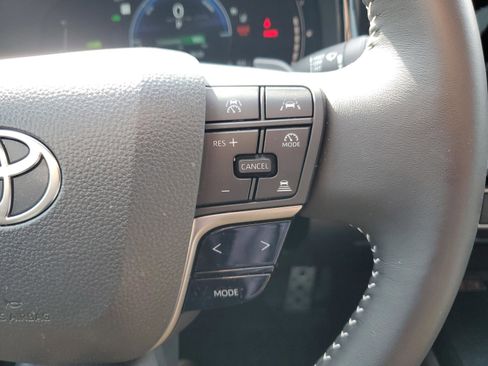 Used 2025 Toyota Camry SE image 17