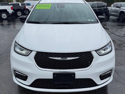 Used 2025 Chrysler Pacifica Select FWD image 4
