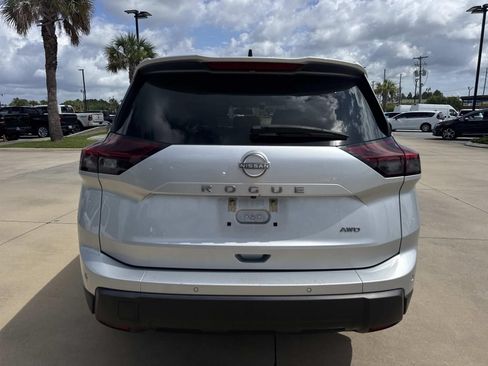 Used 2024 Nissan Rogue S AWD/4WD image 6