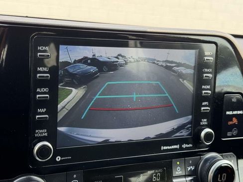 Used 2022 Toyota Highlander XLE FWD image 4