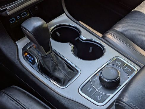 Used 2019 Jeep Grand Cherokee Overland AWD/4WD image 15