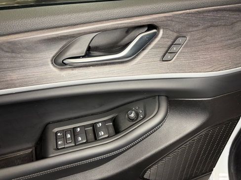 Used 2025 Jeep Grand Cherokee Limited image 15