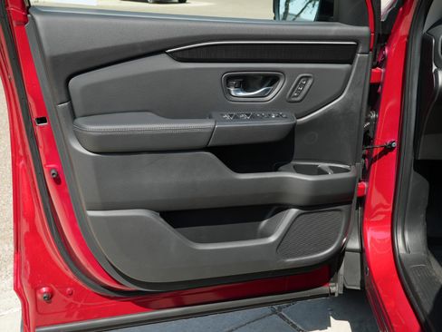 Used 2025 Honda Pilot Elite image 13