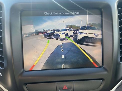 Used 2018 Jeep Cherokee Latitude Plus w/ Comfort/Convenience Group image 21