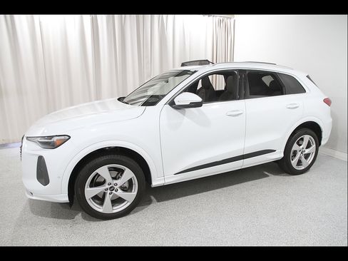 Used 2025 Audi Q5 Premium Plus AWD/4WD image 3