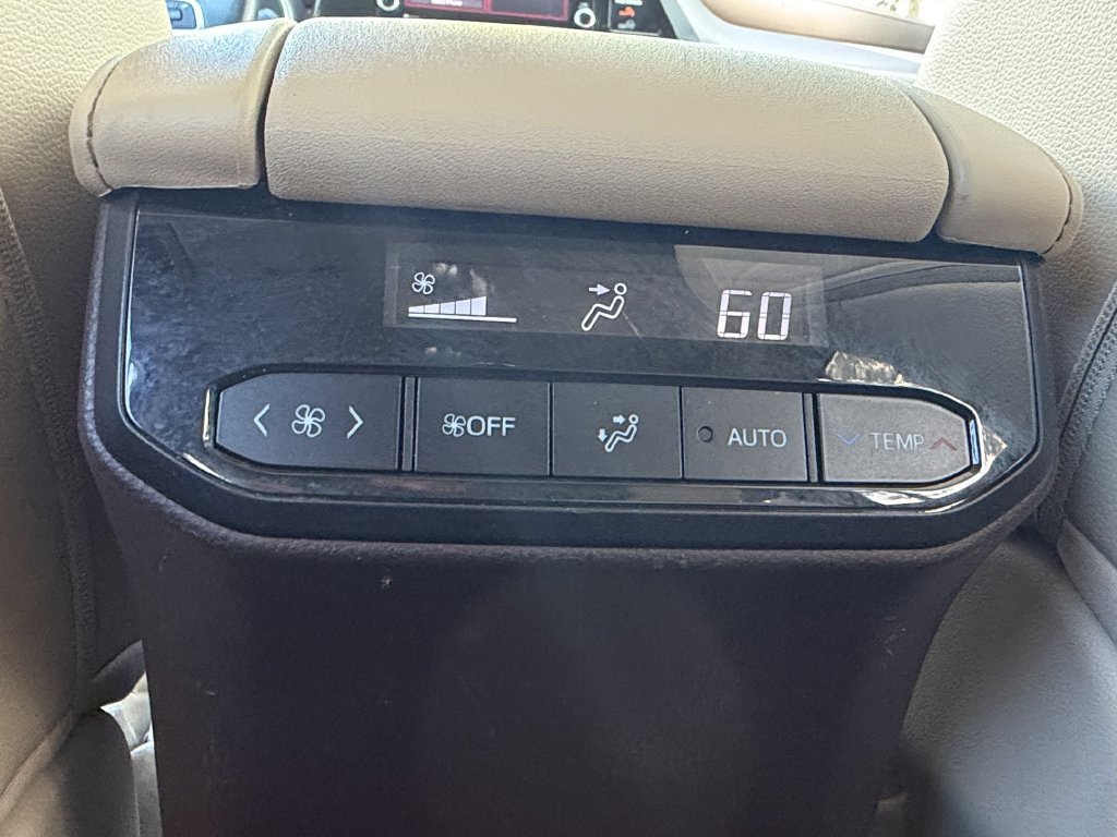 Used 2022 Toyota Highlander XLE FWD image 13