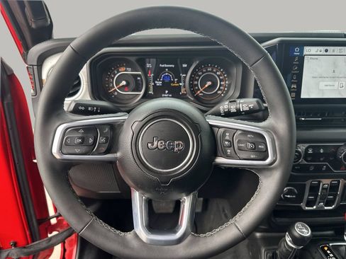 Used 2025 Jeep Wrangler Unlimited Sahara AWD/4WD image 15