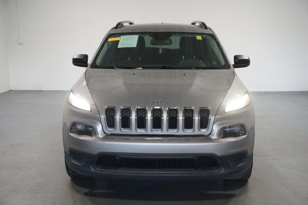 Used 2016 Jeep Cherokee Sport FWD image 2