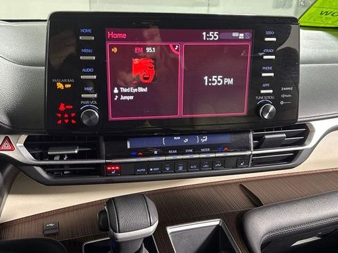 Used 2022 Toyota Sienna XLE FWD image 26