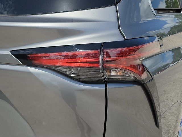 Used 2026 Toyota Sienna Limited FWD image 8