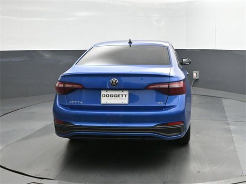 Certified 2022 Volkswagen Jetta SE image 8