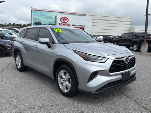 Used 2023 Toyota Highlander L FWD image 1