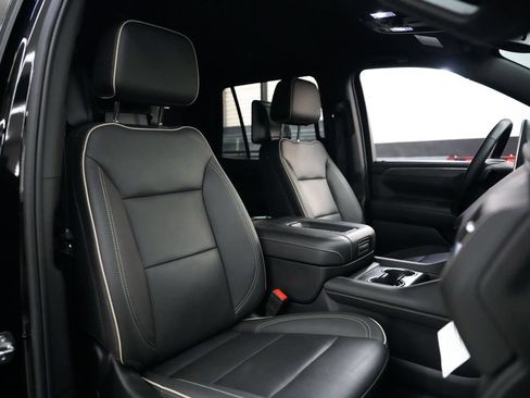 Used 2024 GMC Yukon SLT w/ SLT Luxury Package AWD/4WD image 39