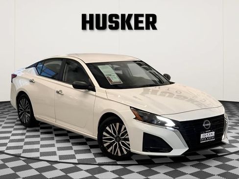 Used 2025 Nissan Altima 2.5 SV FWD image 1