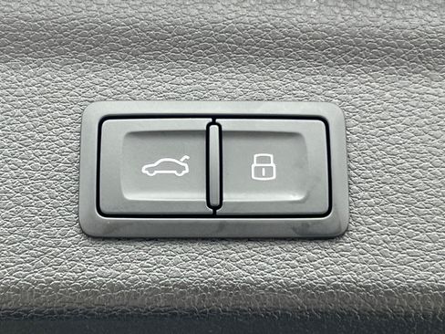 Certified 2025 Audi Q3 2.0T Premium Plus w/ Premium Plus Package AWD/4WD image 19