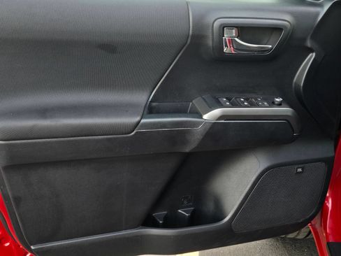Certified 2016 Toyota Tacoma TRD Sport RWD image 8