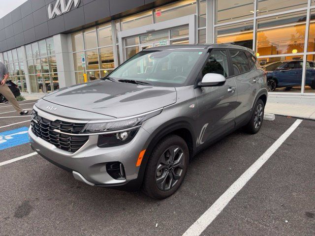 Used 2024 Kia Seltos LX AWD/4WD image 2