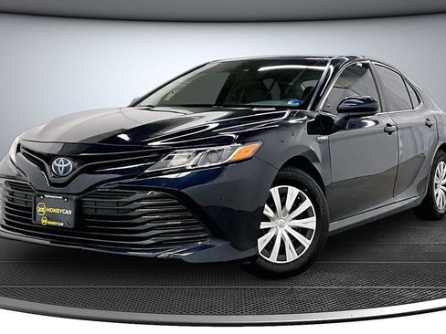 Used 2019 Toyota Camry LE FWD image 3