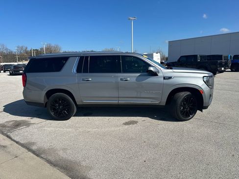 Used 2023 GMC Yukon XL SLT image 2