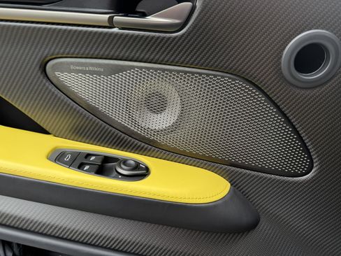 Used 2025 Aston Martin Vanquish RWD image 12
