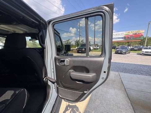 Used 2025 Jeep Gladiator Mojave w/ Convenience Group AWD/4WD image 24