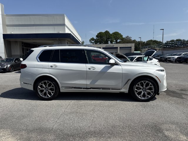 Used 2025 BMW X7 xDrive40i w/ Premium Package AWD/4WD image 3