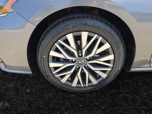 Used 2025 Nissan Altima 2.5 SV FWD image 27