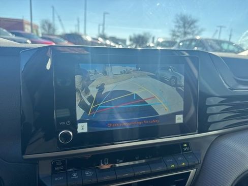 Used 2025 Toyota Camry SE w/ Convenience Package image 10