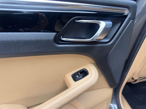 Used 2018 Porsche Macan image 37