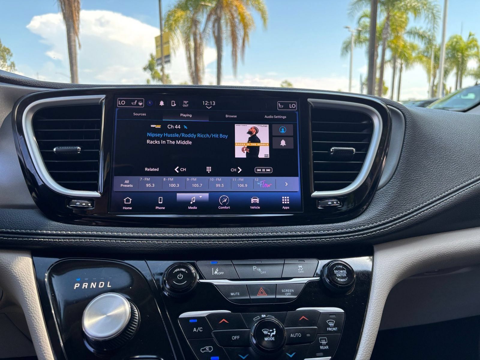Used 2023 Chrysler Pacifica Touring-L FWD image 19