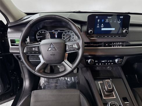 Used 2024 Mitsubishi Outlander SE image 24