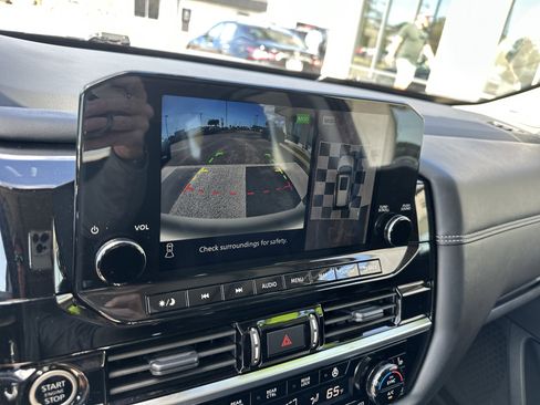 Used 2024 Nissan Pathfinder Platinum image 18