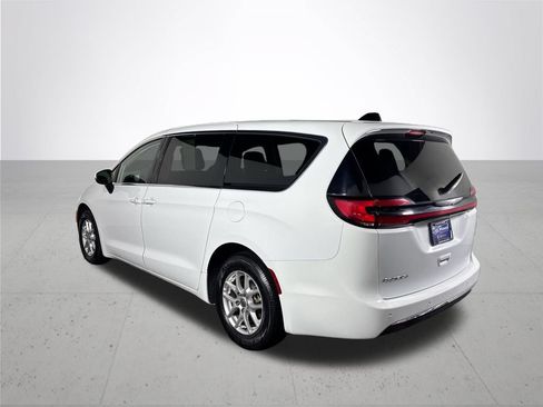 Used 2023 Chrysler Pacifica Touring-L FWD image 8