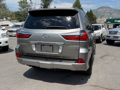Used 2017 Lexus LX 570 4WD w/ Luxury Package image 11