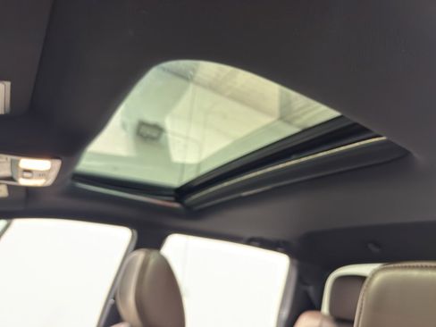 Used 2016 Toyota Tacoma Limited w/ Towing Package image 15