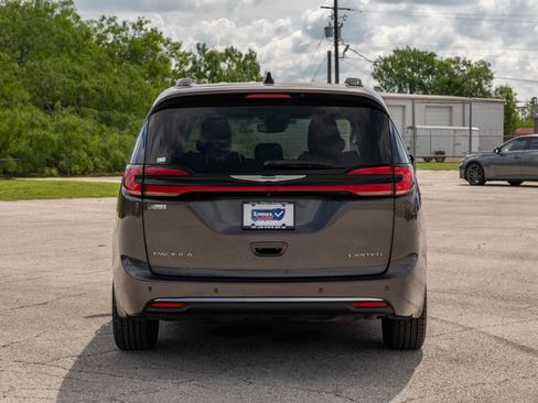 Used 2023 Chrysler Pacifica Limited FWD image 7
