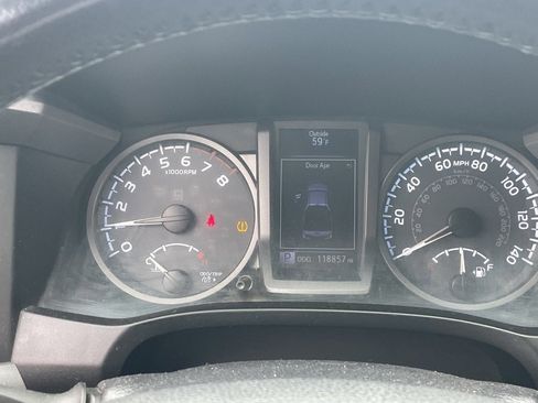 Used 2017 Toyota Tacoma TRD Off-Road image 8