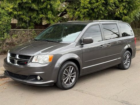 Used 2017 Dodge Grand Caravan SXT image 1