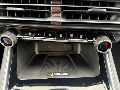 Used 2025 Chevrolet Traverse LT FWD image 25