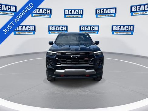 Used 2025 Chevrolet Colorado Z71 w/ Technology Package AWD/4WD image 3