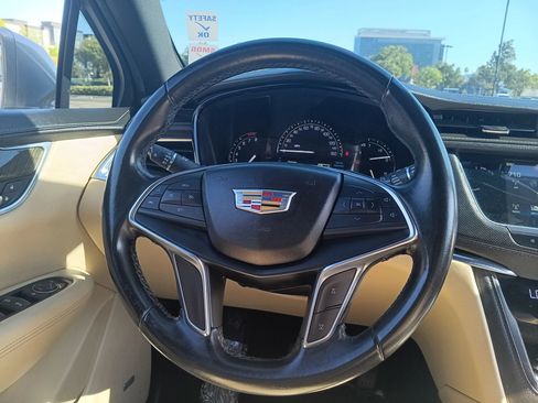 Used 2018 Cadillac XT5 FWD image 16
