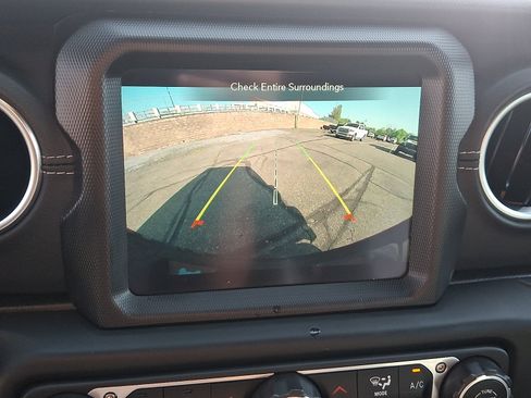 Used 2022 Jeep Wrangler 4WD Unlimited Sahara w/ Cold Weather Group image 18