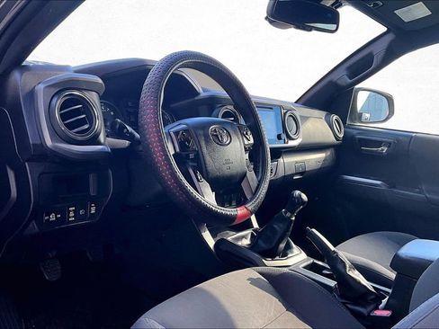 Used 2018 Toyota Tacoma TRD Off-Road image 14
