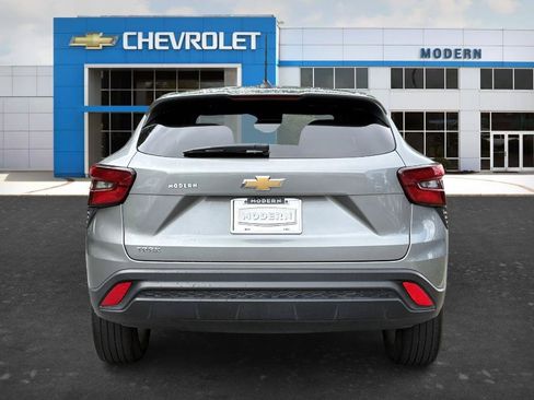 Used 2024 Chevrolet Trax LS w/ LS Convenience Package FWD image 4