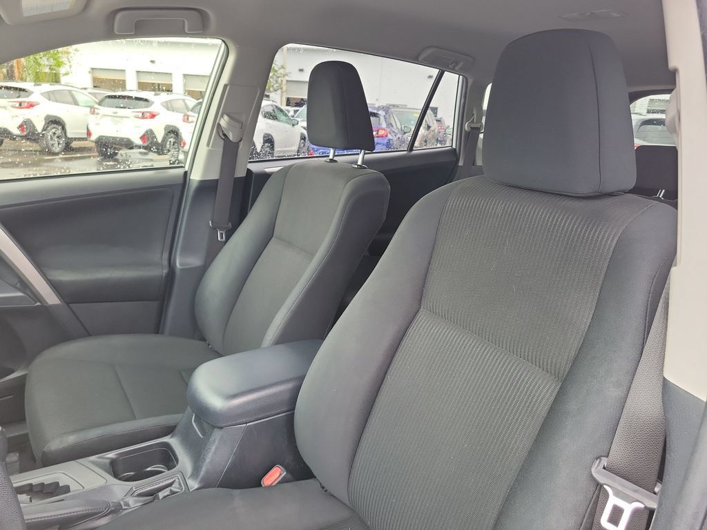 Used 2018 Toyota RAV4 LE FWD image 19