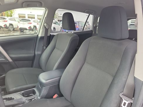 Used 2018 Toyota RAV4 LE FWD image 19